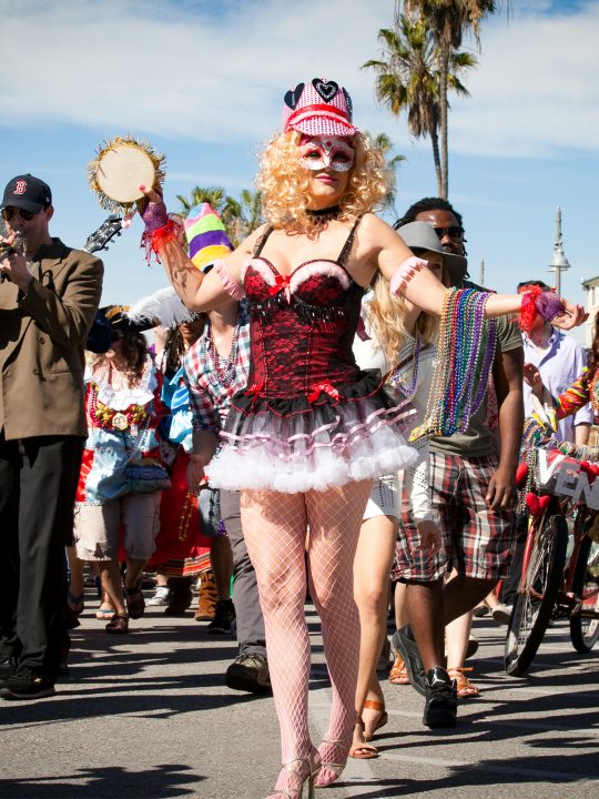 Person dressed in costume walking along Venice Boardwalk
